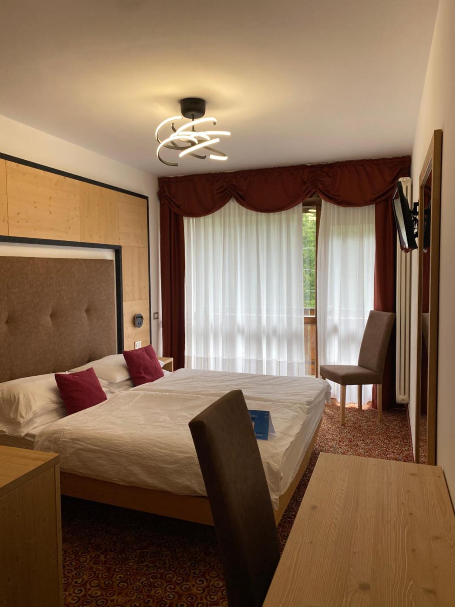 Hotel Europa Сан Мартино ди Кастроза Екстериор снимка