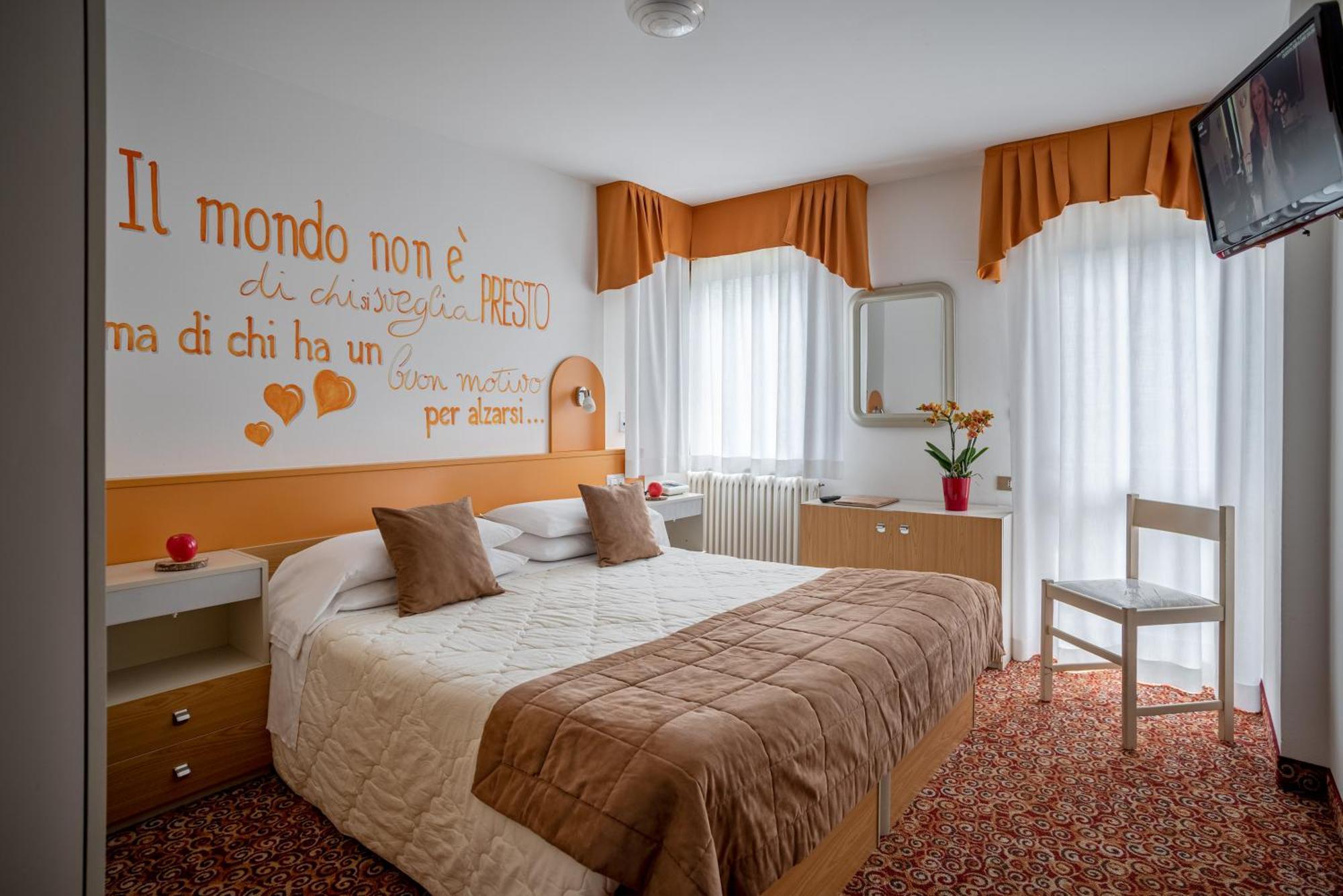 Hotel Europa Сан Мартино ди Кастроза Екстериор снимка